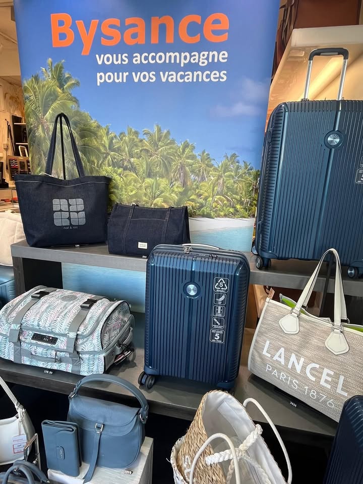 Nouvelle vitrine @vitrinesdebrest @brestlifeshopping @lancaster @jump bagages @letanneur @natninofficial @kipling brest 1 1315535387242499 - Quimper Brest
