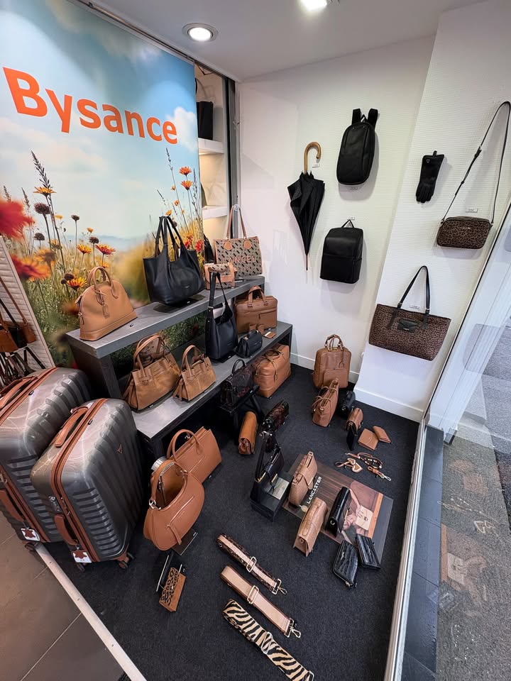 Nouvelle vitrine nouveaute maroquinerie bagagerie lancel letanneur lancaster 1 1383151430480894 - Quimper Brest