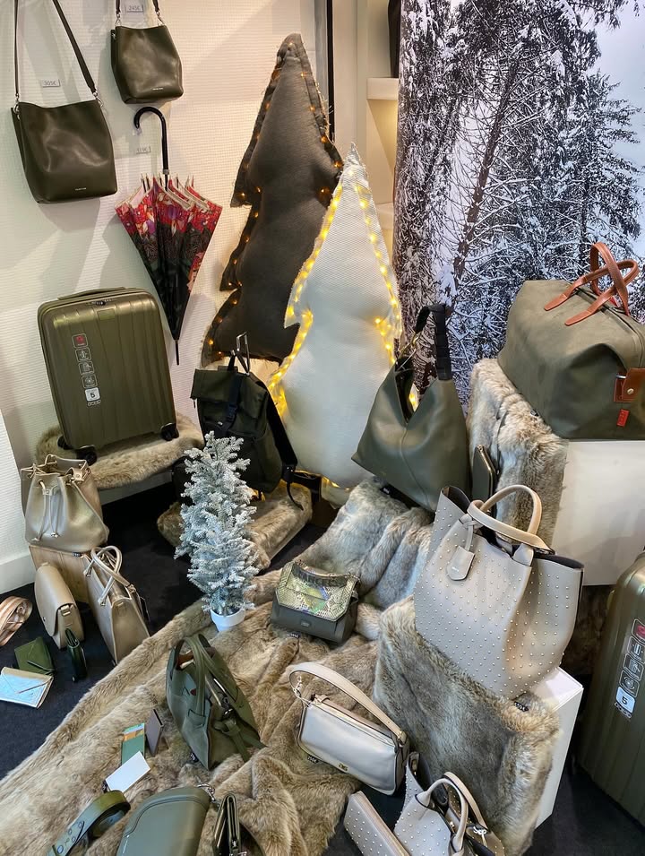 Ho Ho Ho… la vitrine est prete Des sacs 1 1424906009638769 - Quimper Brest Ho Ho Ho… la vitrine est prete Des sacs 1 1424906009638769 - Quimper Brest