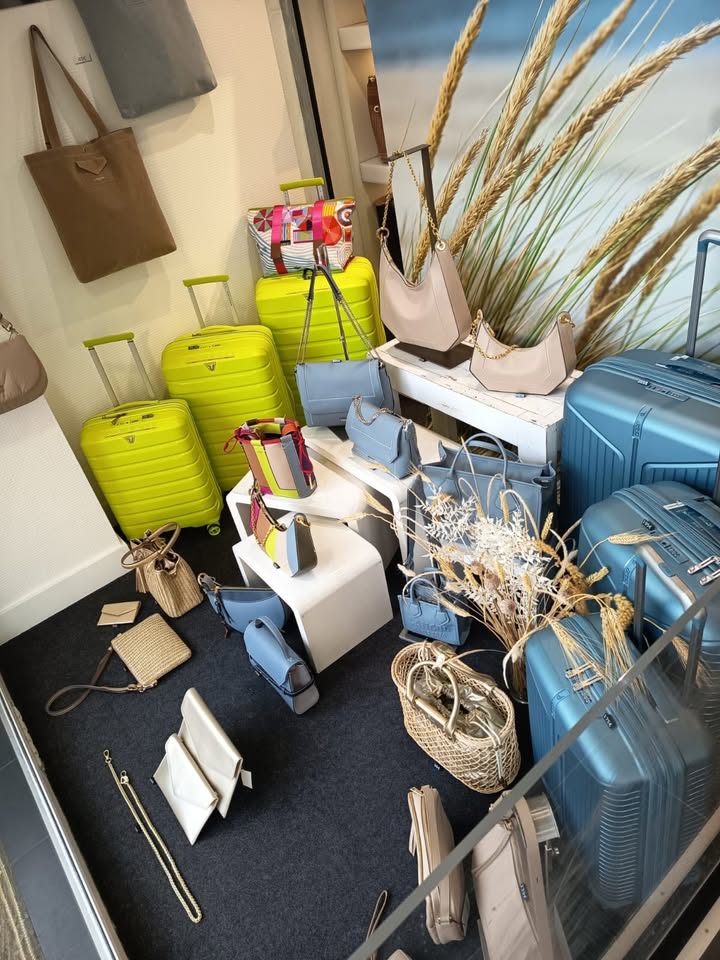 Nouvelle vitrine de printemps @vitrinesdebrest brest maroquinerie bagages sacs 1 1553126320150070 - Quimper Brest Nouvelle vitrine de printemps @vitrinesdebrest brest maroquinerie bagages sacs 1 1553126320150070 - Quimper Brest